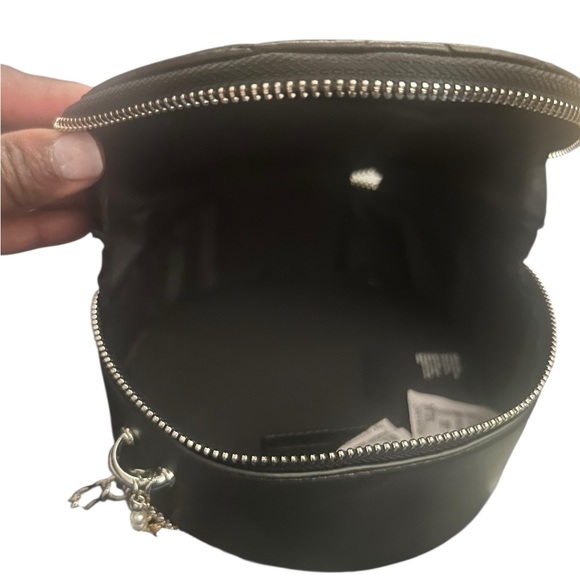 Elegant Black Badgley Mischka Quilted Handbag with Pearl Accents - Picture 4 of 4